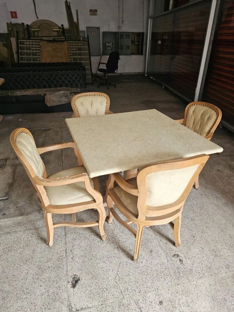 Mesa com 4 cadeiras
