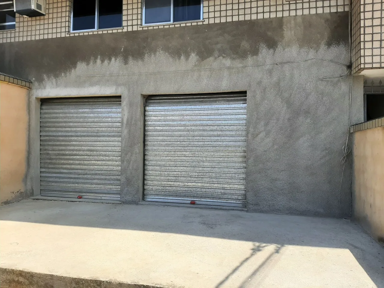 Quitinetes, salas e terreno.