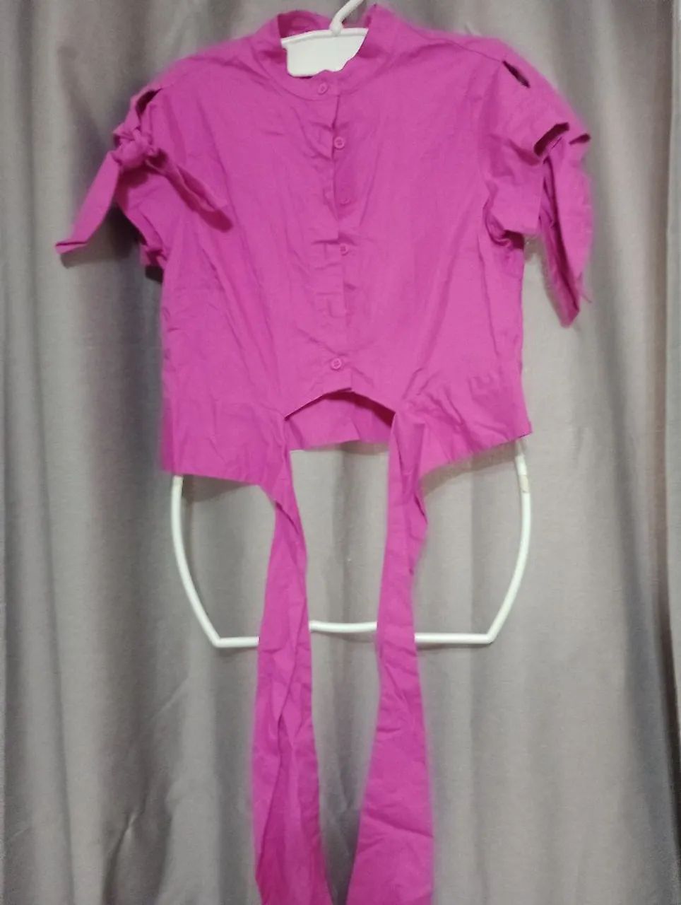 Blusa feminina com detalhes e amarração