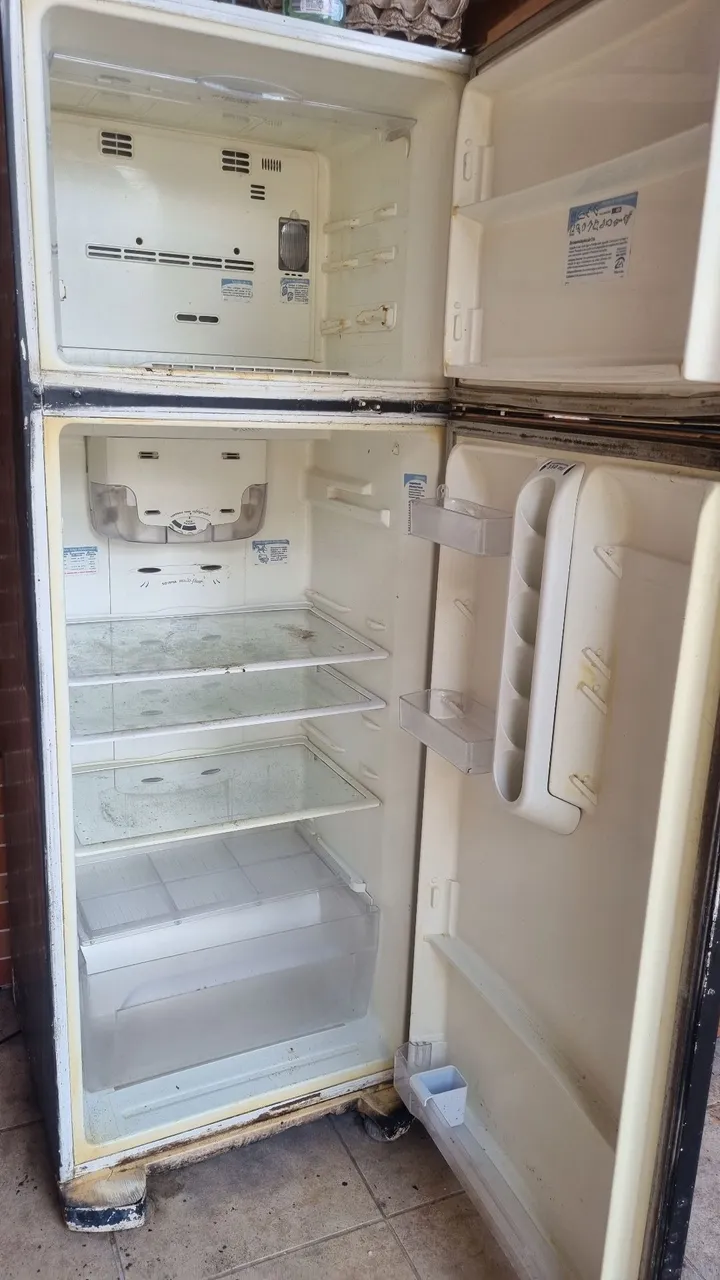 Geladeira usada com bom espaço interno