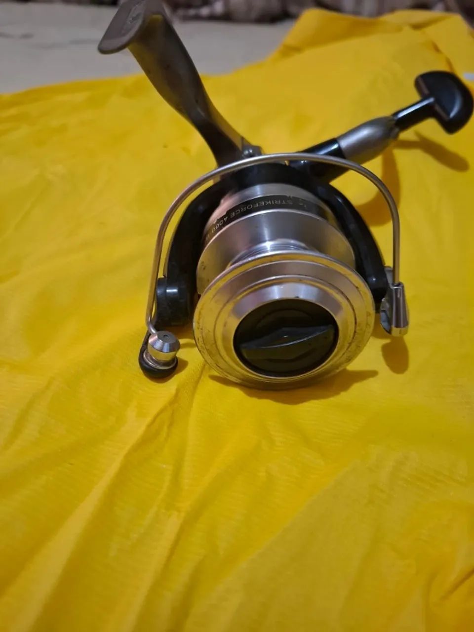 molinete daiwa strikeforce 400B semi novo - Foto 3