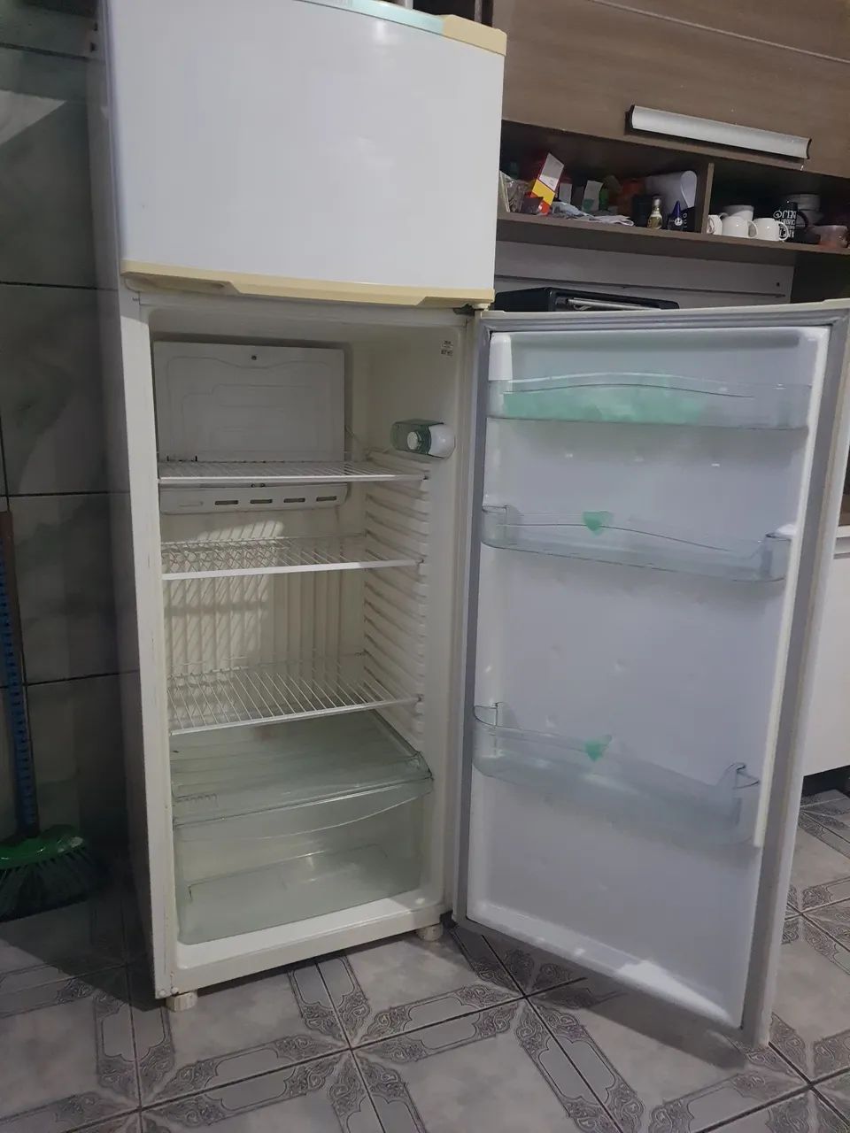 Geladeira e sofá 