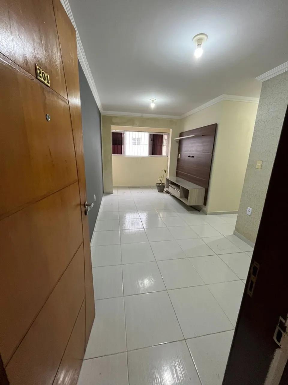 Apartamento semimobiliado para alugar com 2 quartos