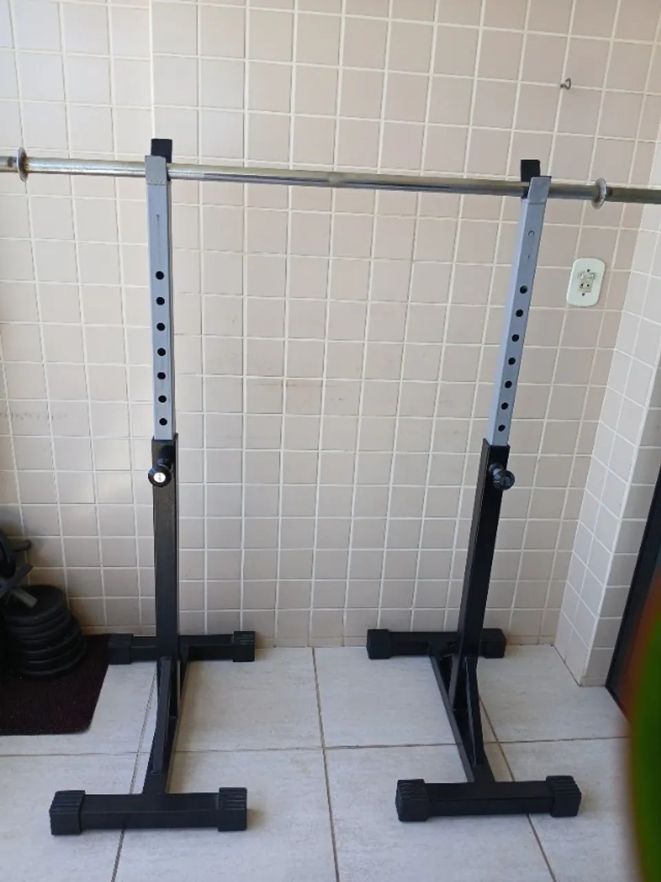 Kit Academia em Casa - Anilhas, Barra, Halteres e Suporte Ajustável - Foto 2