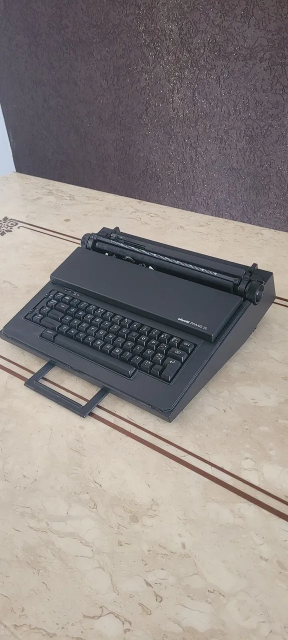 Máquina de escrever Olivetti Praxis 20 elétrica