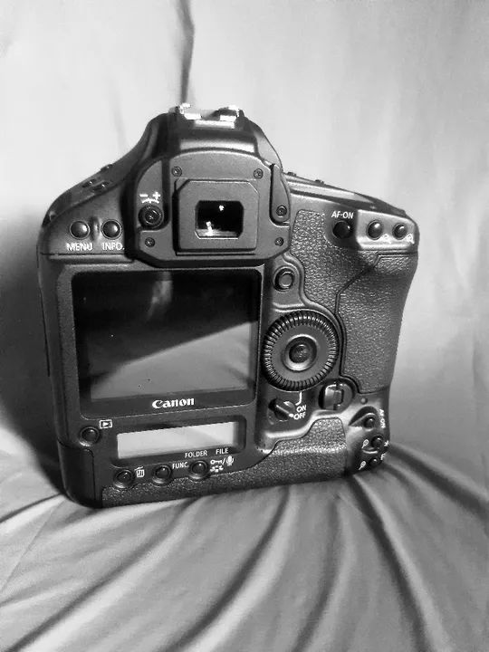 Câmera Canon EOS 1D Mark III   - DSLR Profissional - Foto 2