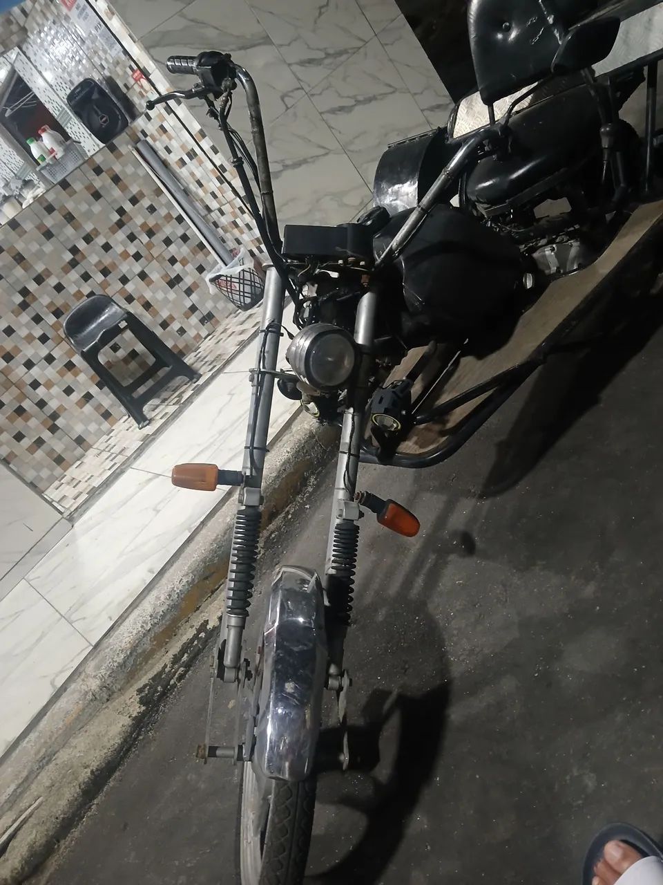 Vendo um triciclo com o motor de biz 125 , sem documentos, ano do motor 2008 .