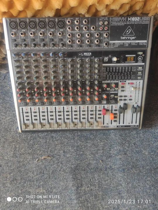 Mesa de Som Behringer X1832USG