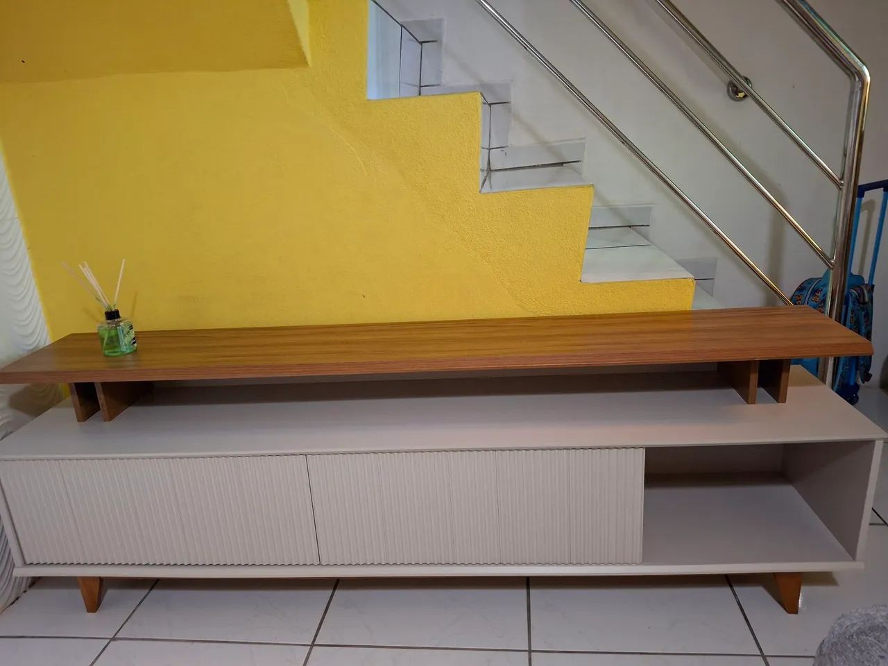 Rack moderno com design elegante portas com tok squim