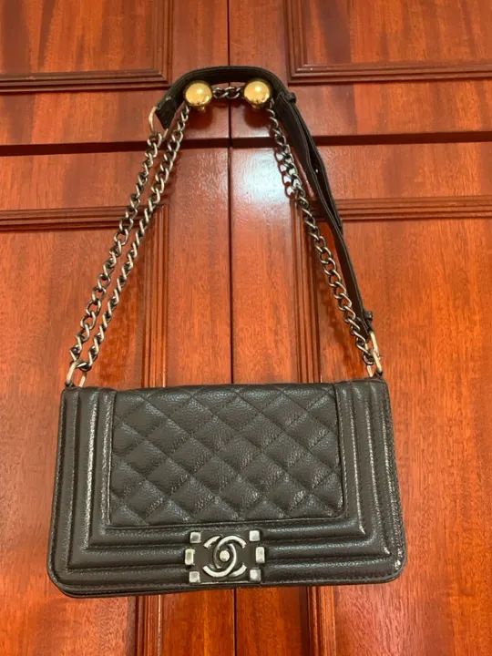 Bolsa preta com detalhes dourados , como nova  - Foto 2