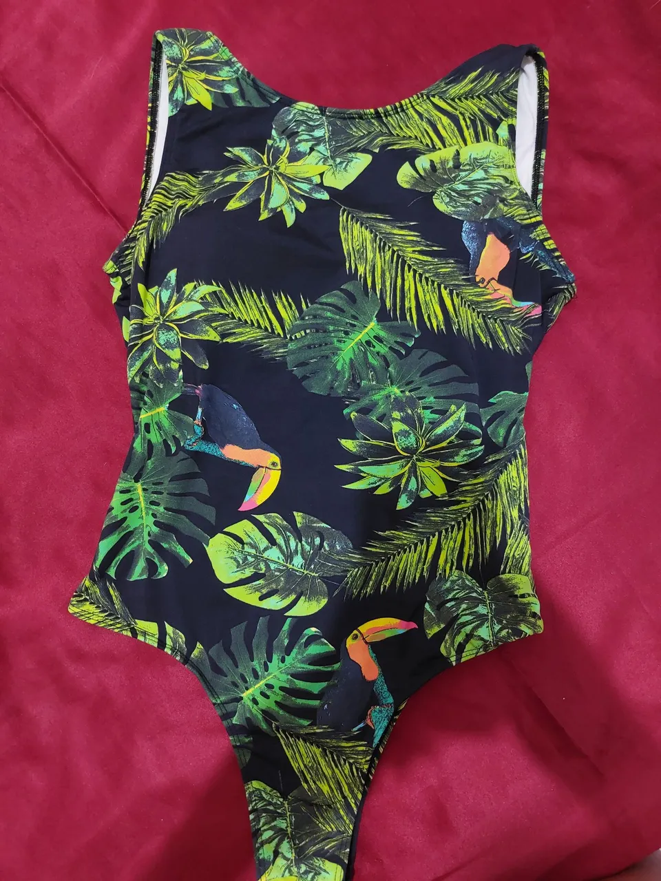 Body estampado com tucanos e folhas