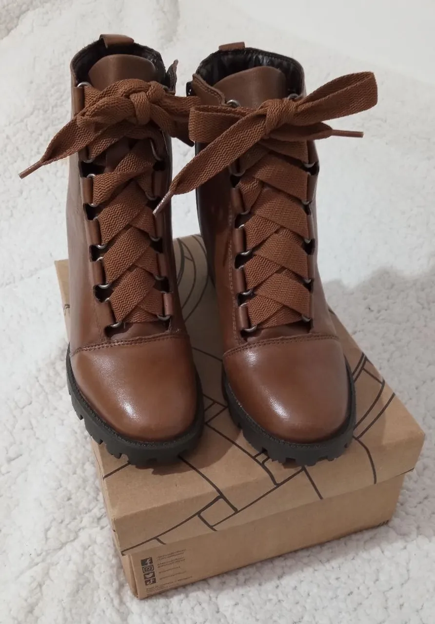 Bota Coturno de couro 120$