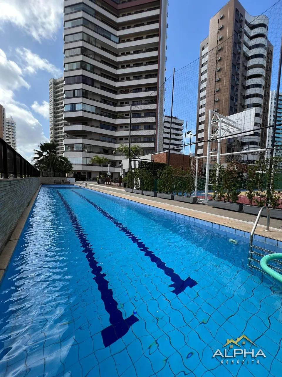 Imóvel para venda possui 250 metros com 4 suites elevador privativo em Cocó - Fortaleza -