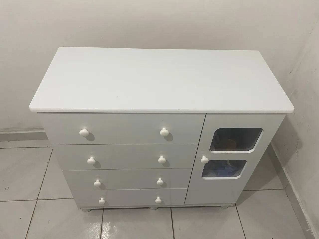 Cômoda de Bebê 1 Porta 4 Gavetas Uli Móveis Peroba Branco Brilho