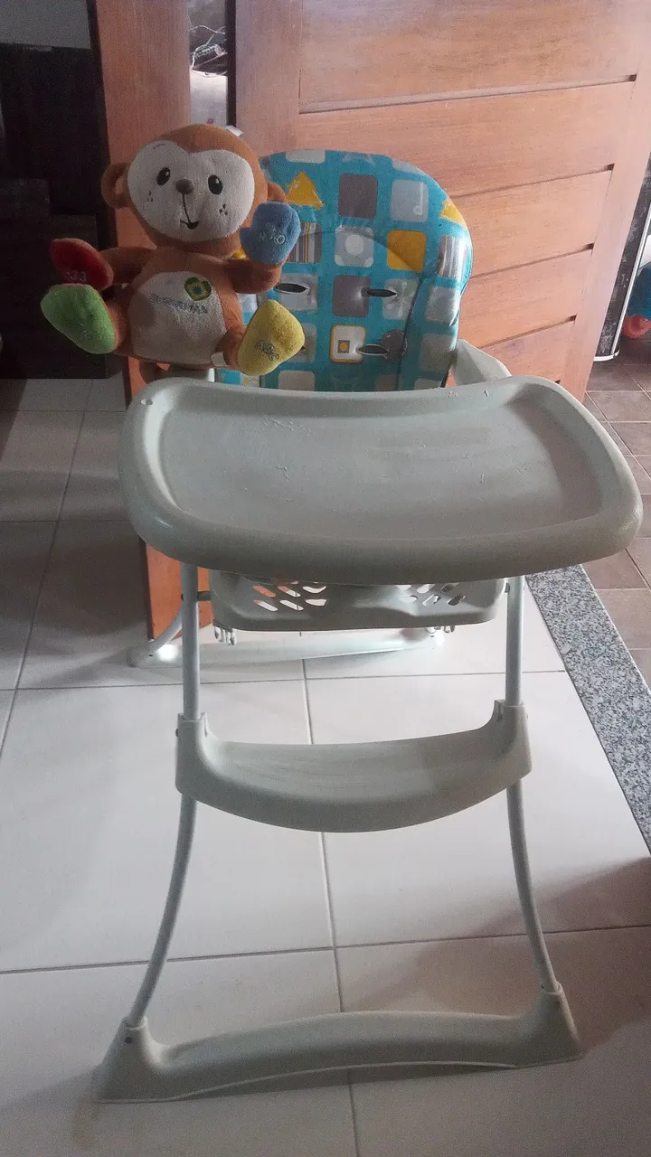 Cadeira Infantil com Bandeja e Brinquedo