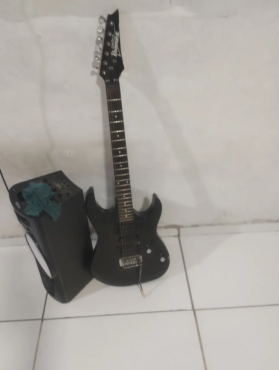 Guitarra Ibanez + Amplificador