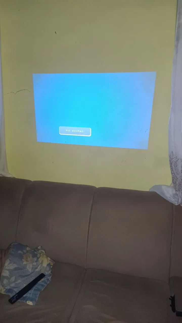 Projetor com tela de projeção