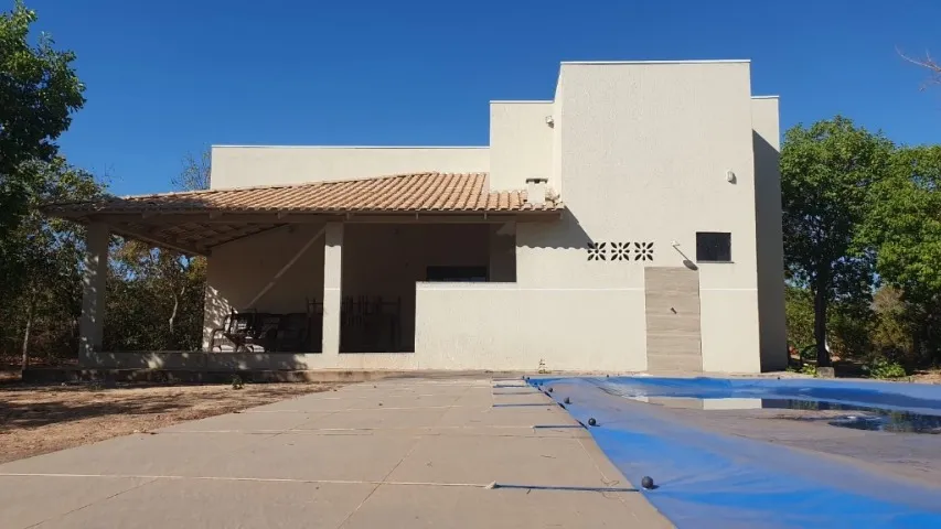 Chácara em condomínio à beira do lago com casa e piscina