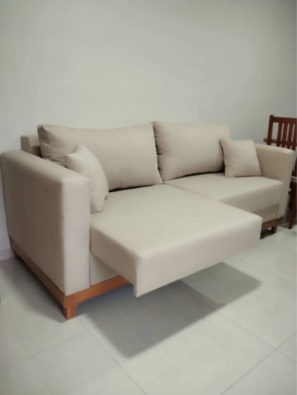 Sofá Retrátil Bege com Design Moderno e Confortável