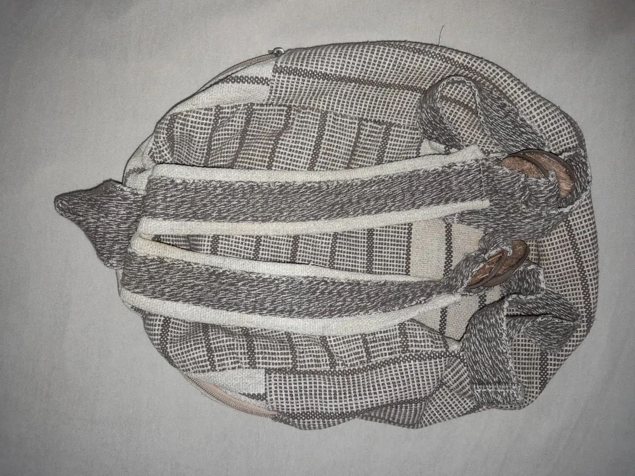 Mochila de tecido bege e marrom - Foto 4