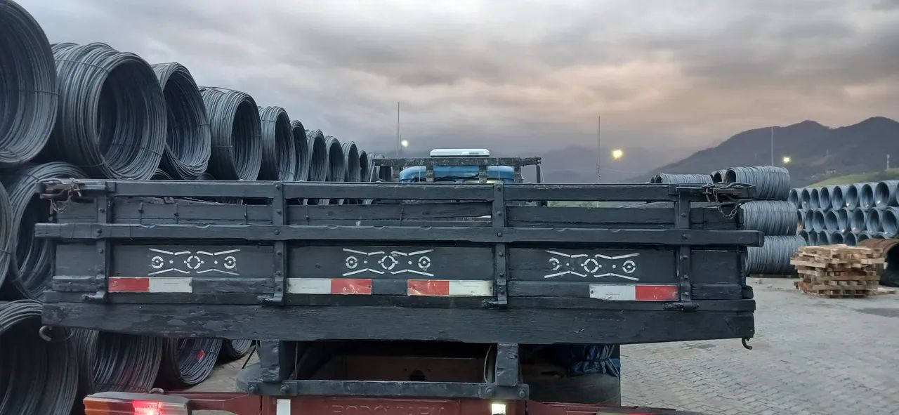 Vendo carroceria de caminhão truck 7.80 conpri 2.45 largura 5 mil reais aceito ofertas 