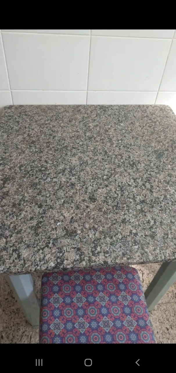Mesa com tampo de granito e 4 cadeiras - Foto 2