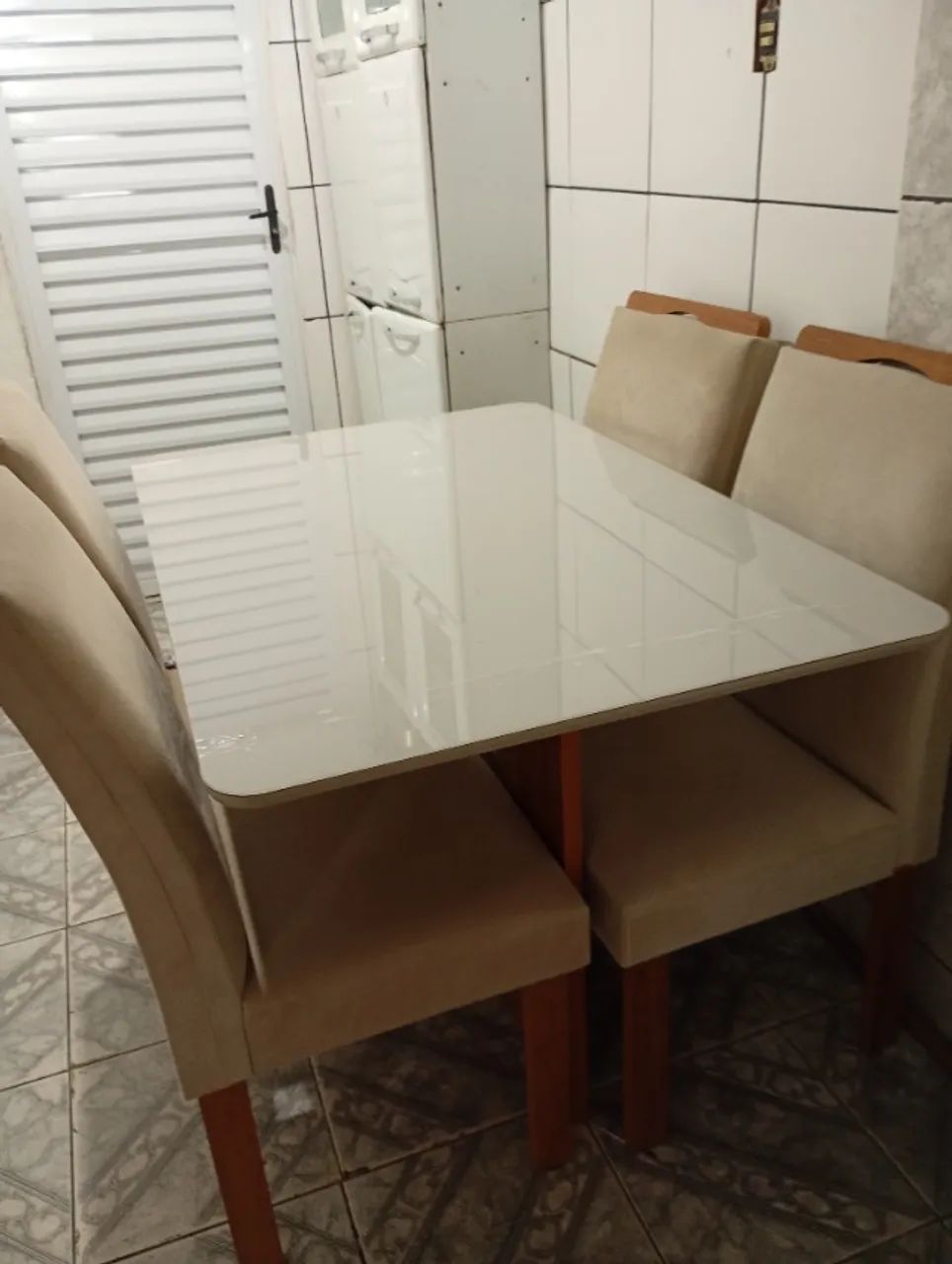 Mesa com 4 cadeiras 