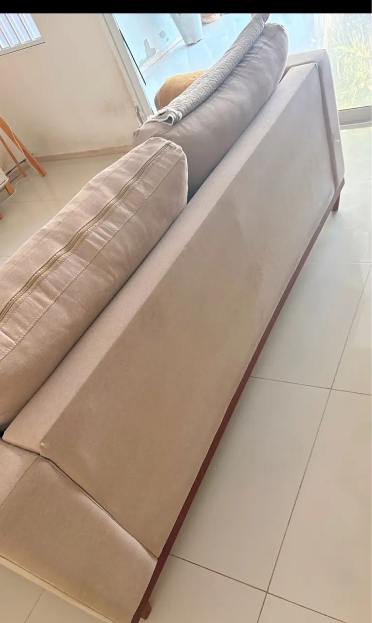 Sofá de linho com os pés em madeira medindo 1,90cm - Foto 4