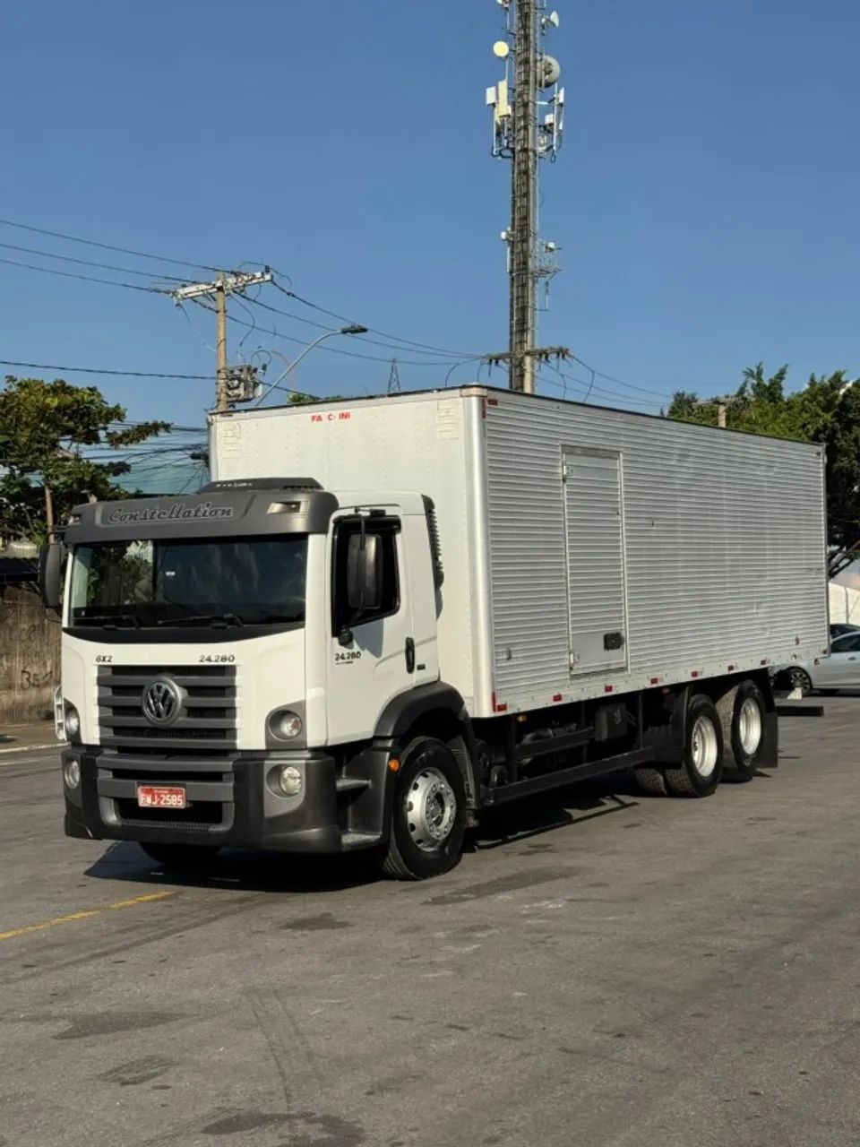 Caminhão Trucado Baú Facchini de 8 metros