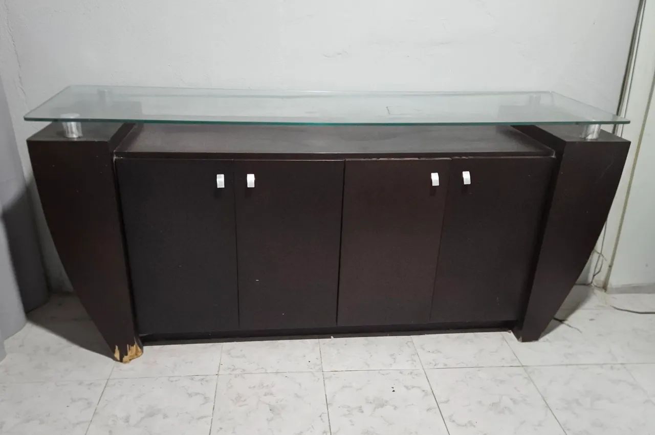 Buffet com tampo de vidro