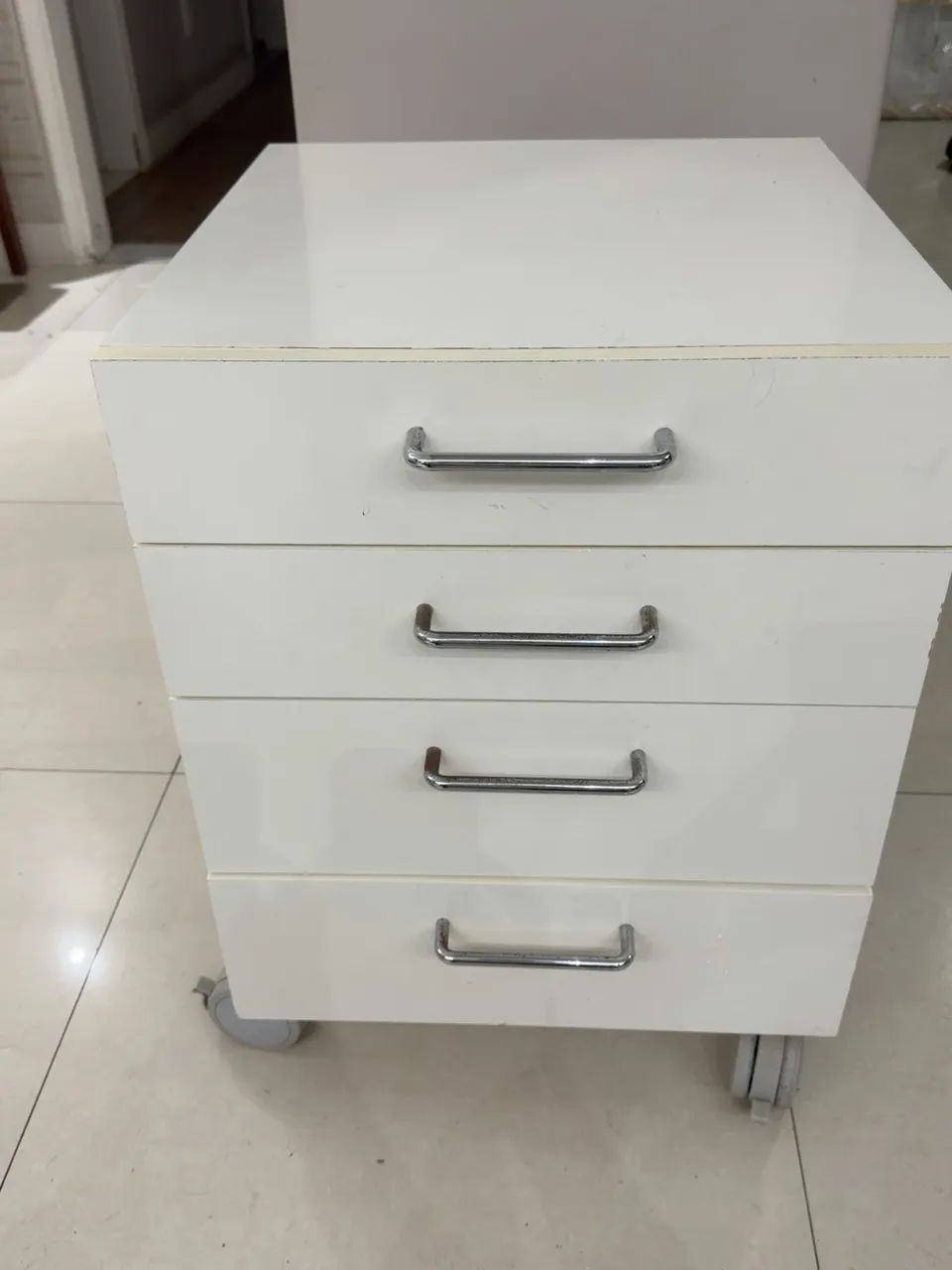 Gaveteiro Branco com 4 Gavetas e Rodízios