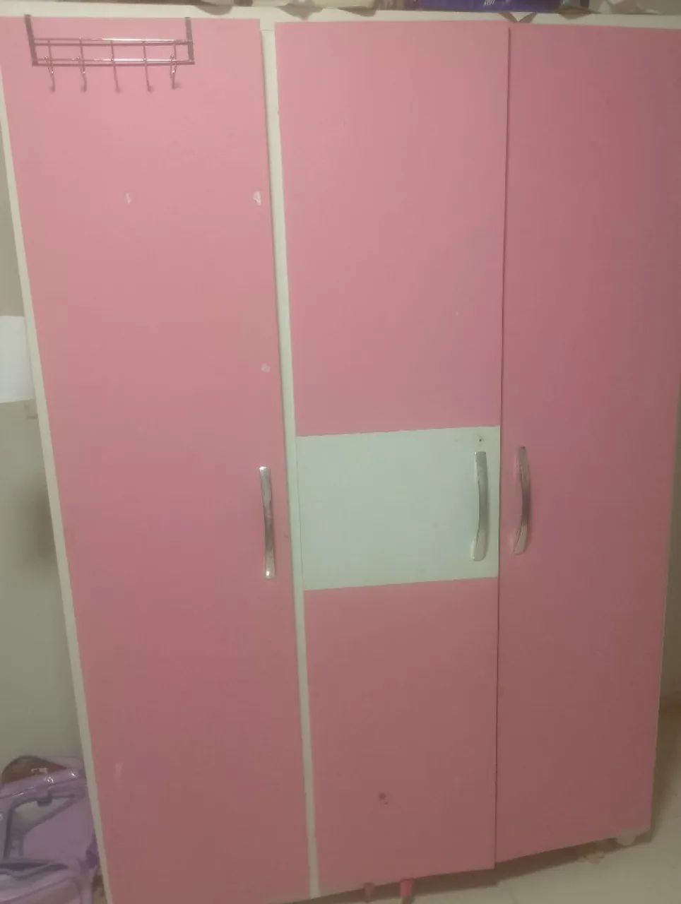 Guarda roupa rosa e branco 