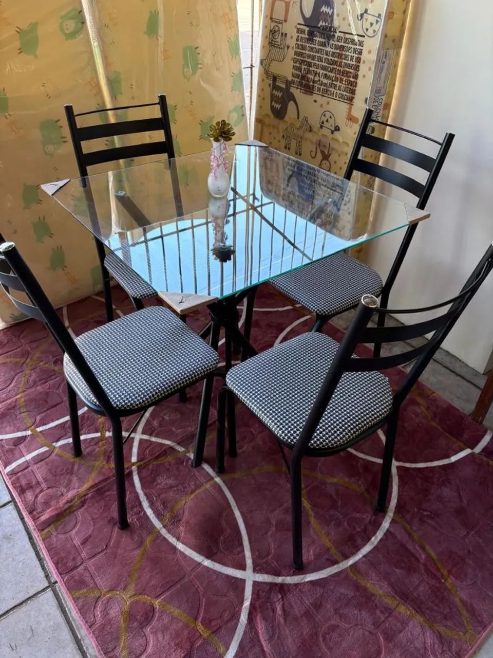 Mesa com tampo de vidro quatro cadeiras - Foto 5