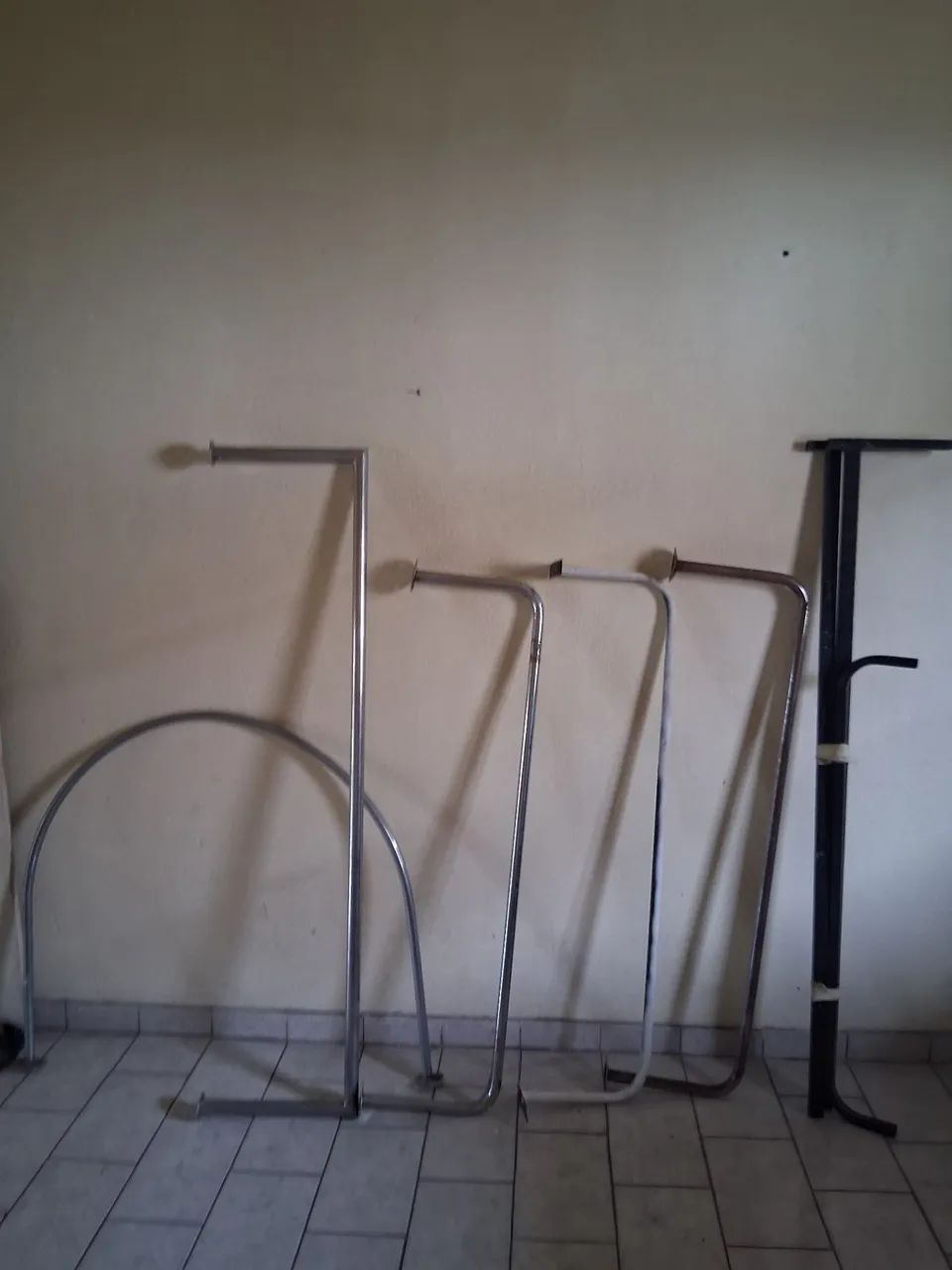 Vendo 5 araras e um provador para loja.