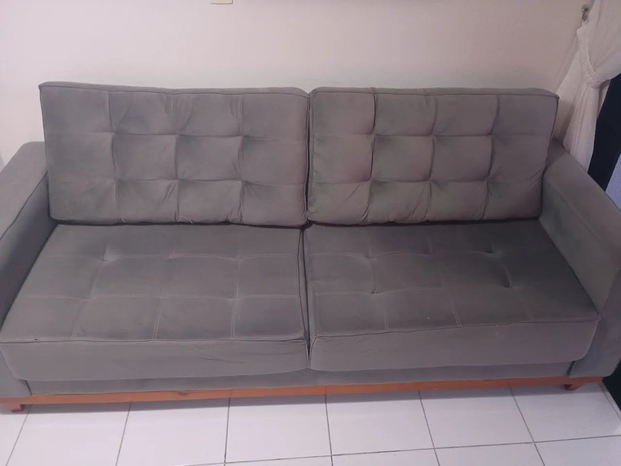 Sofá 3 Lugares Cinza Suede com Base de Madeira - Ótimo Estado - Foto 3