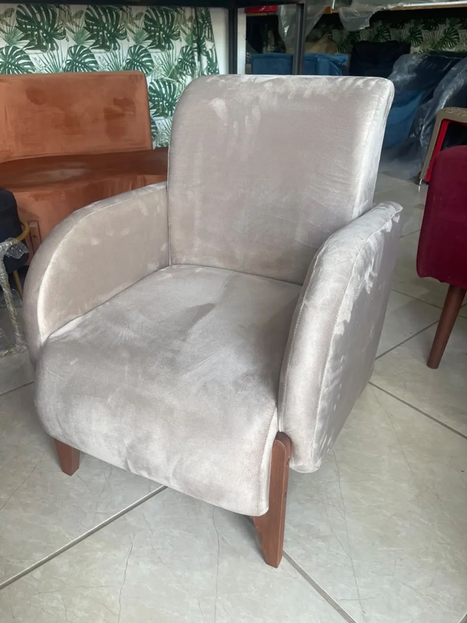 POLTRONA PÉROLA EM VELUDO - Foto 3