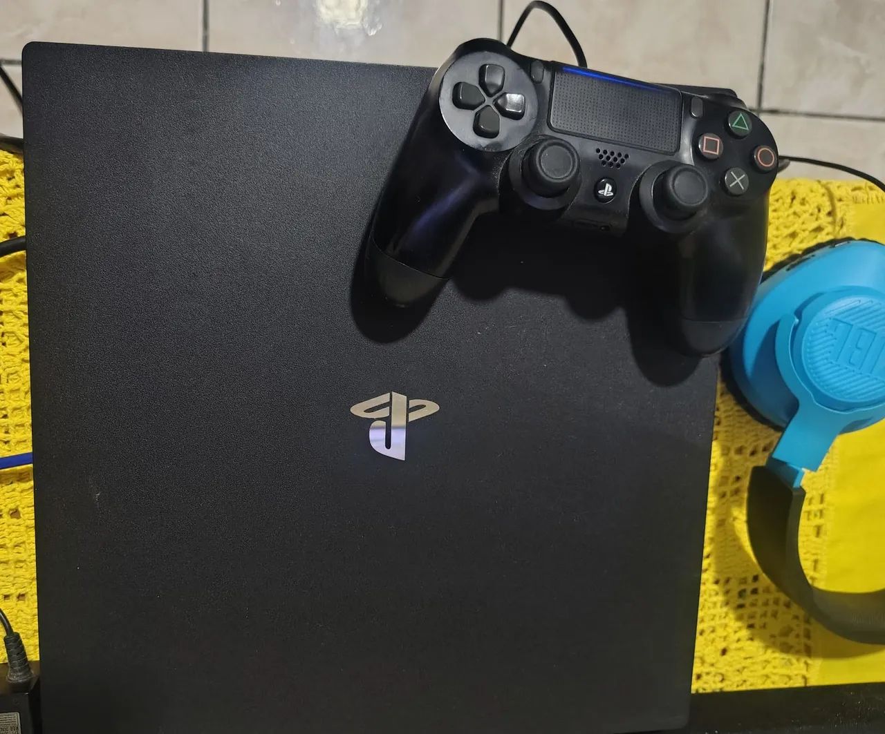 PS4 PRO + FONE JBL - Foto 2