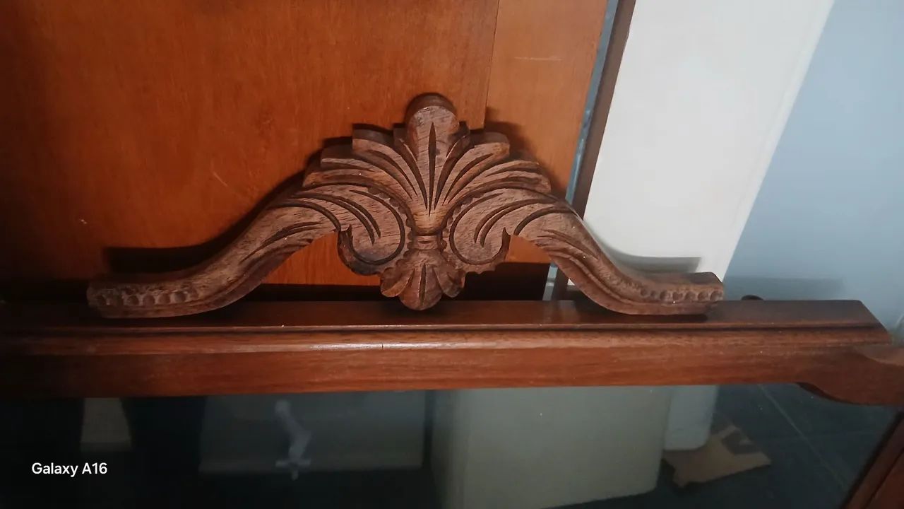 Espelho em moldura reliquia madeira macica - Foto 4