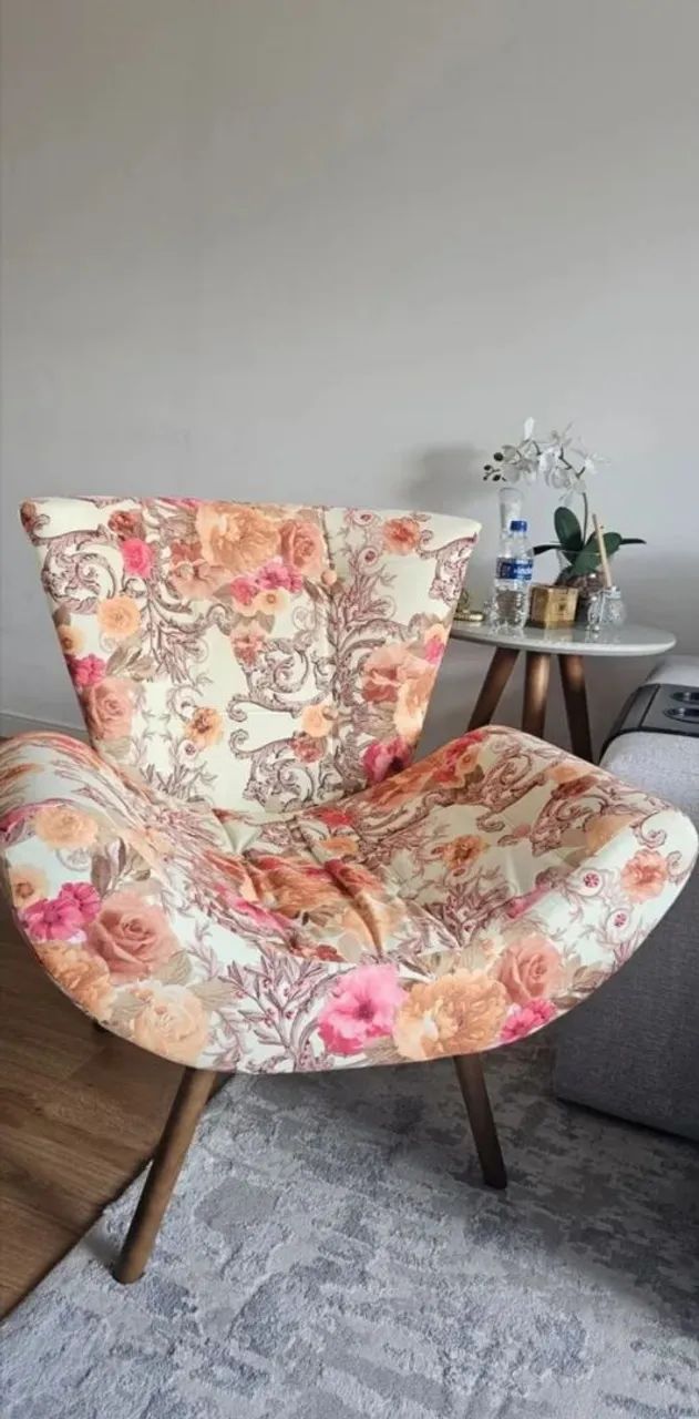 Vendo essa linda poltrona. Charme e elegância para a sua sala de estar 