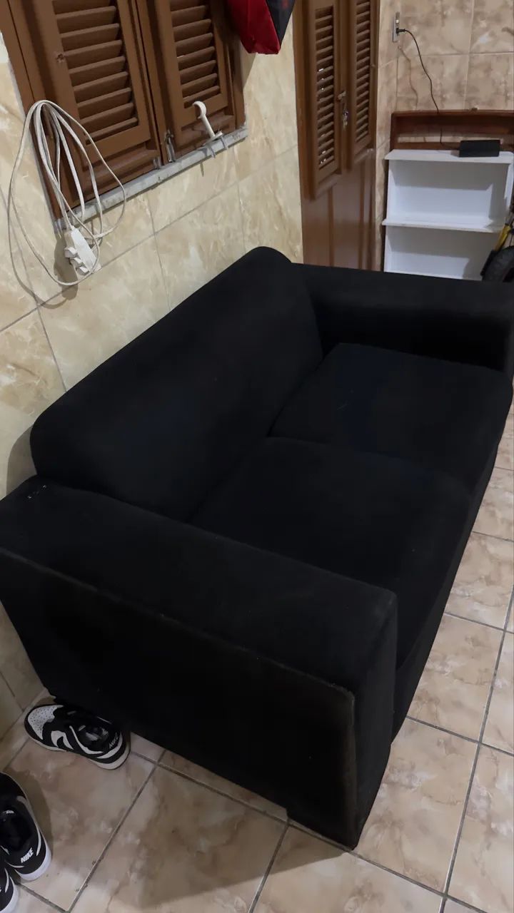 Sofá preto acolchoado 