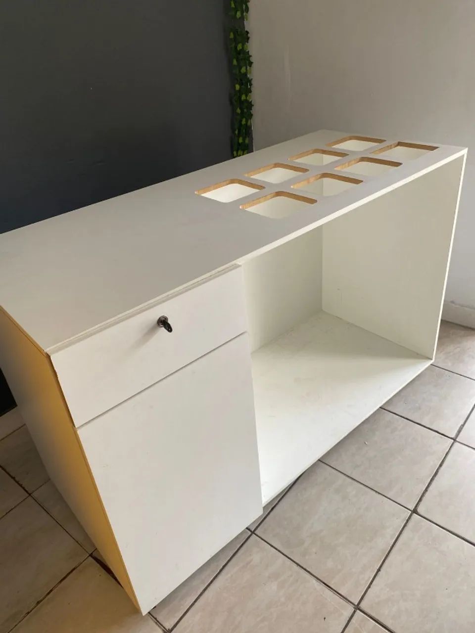 Balcão com espaço para 8 vasilhas em MDF