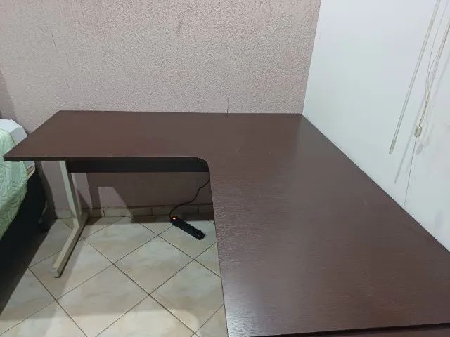 Mesa de escritório 1,40x1,40 com gaveteiro - Foto 5
