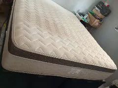 Vende-se box baú Queen com colchão  - Foto 2