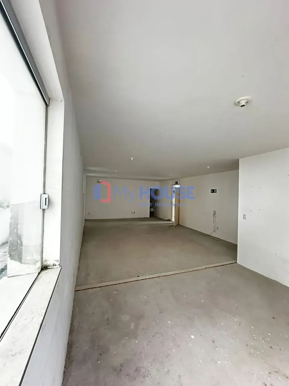 Sala comercial em ótima localização no centro em prédio com elevador para venda e locação, - Foto 5