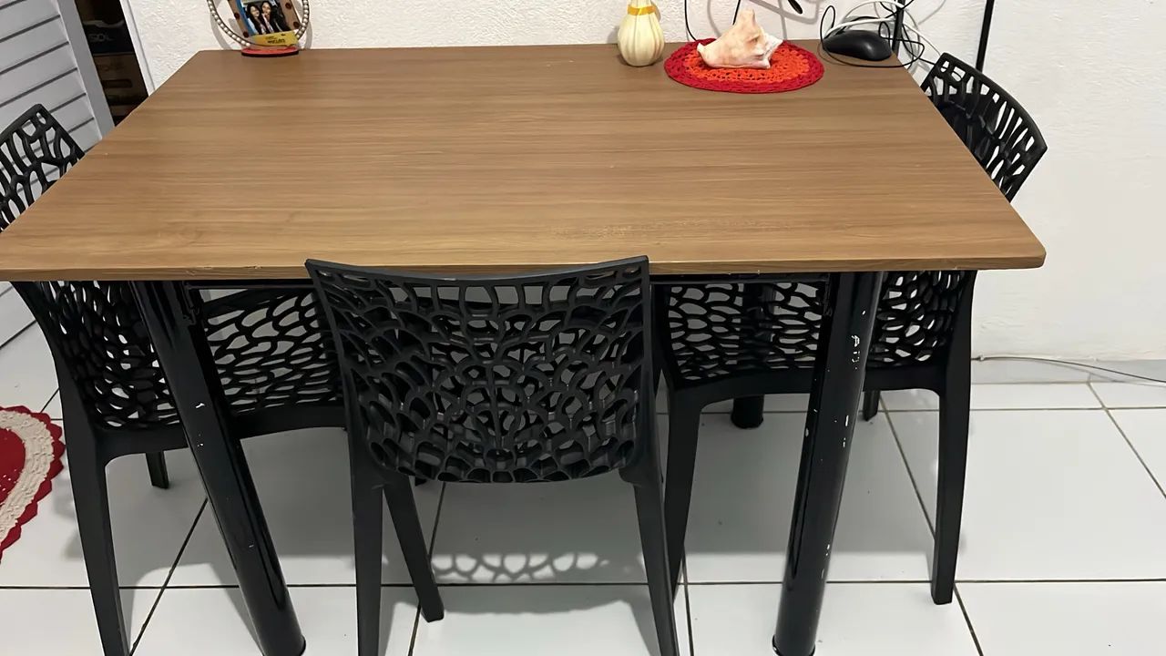 Mesa de mármore com cadeiras 