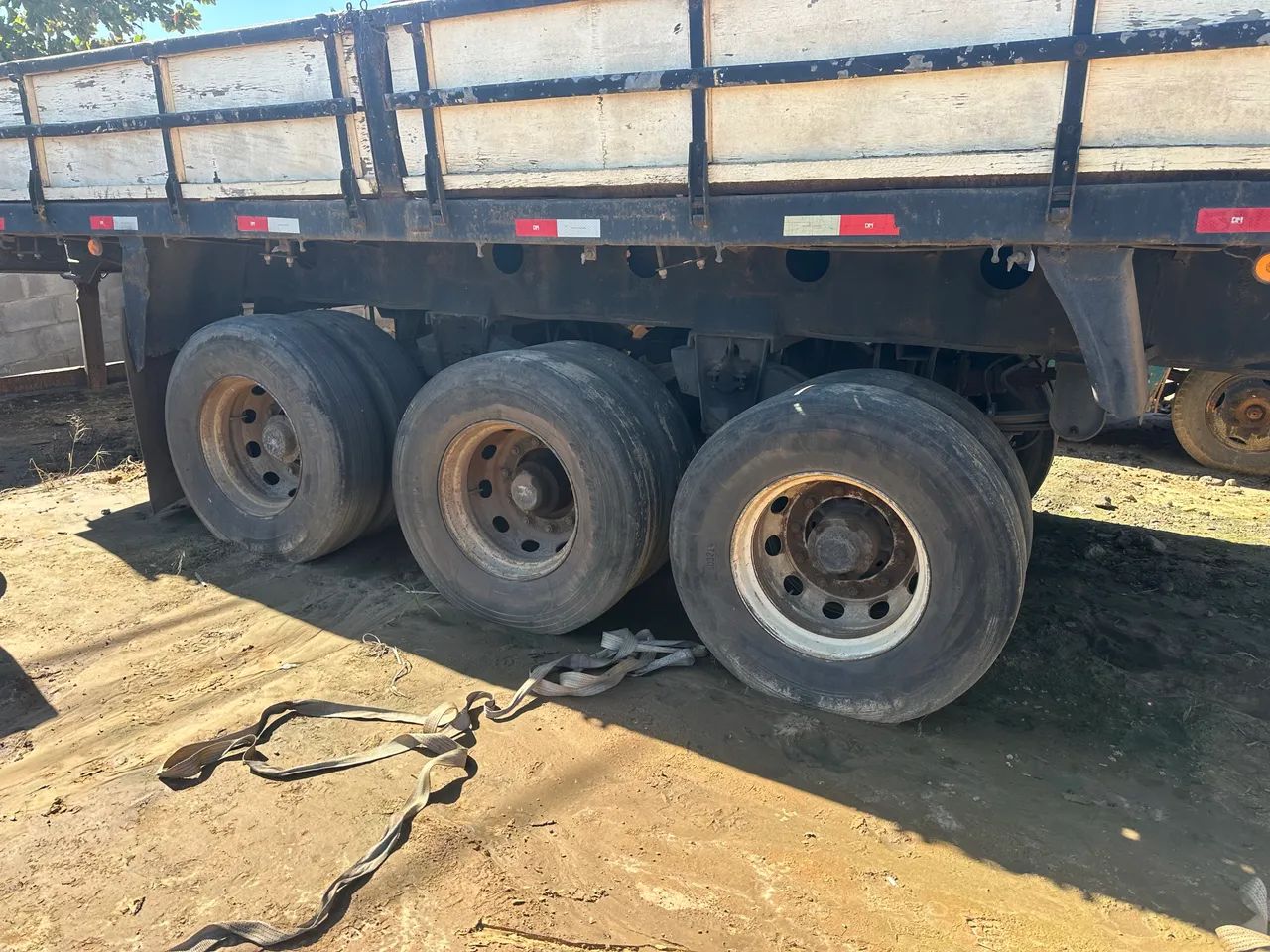 Carreta grade baixa randon com pneus - Foto 4