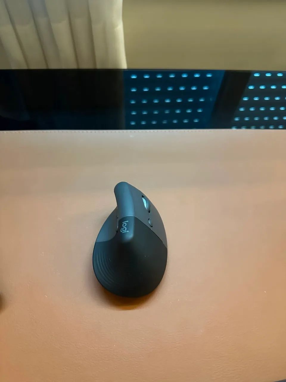 Mouse ergonômico Logitech lift profissional   - Foto 2