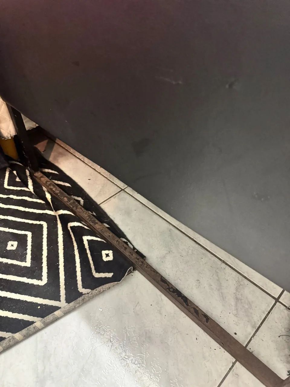 Sofá preto de 2 lugares  - Foto 4