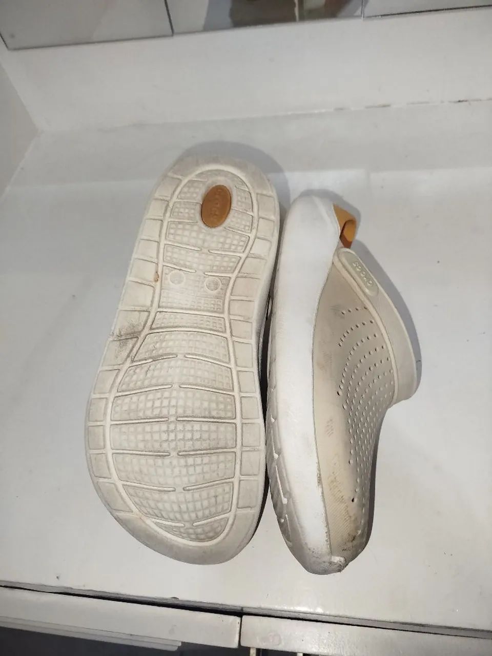 Sandália crocs literide clog bege - Foto 4