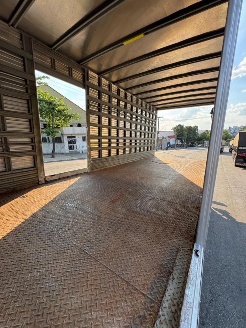 Caminhão Trucado Baú Facchini de 8 metros - Foto 7
